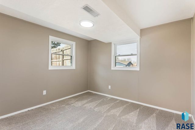 2401 S Beech Ave Avenue, Sioux Falls, SD 57106