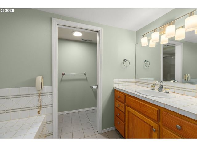 7275 Sw SYLVAN Ct, Portland, OR 97225