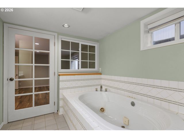 7275 Sw SYLVAN Ct, Portland, OR 97225