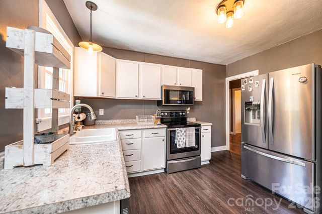 1240 12th Street Place NW, Hickory, NC 28601