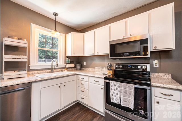 1240 12th Street Place NW, Hickory, NC 28601
