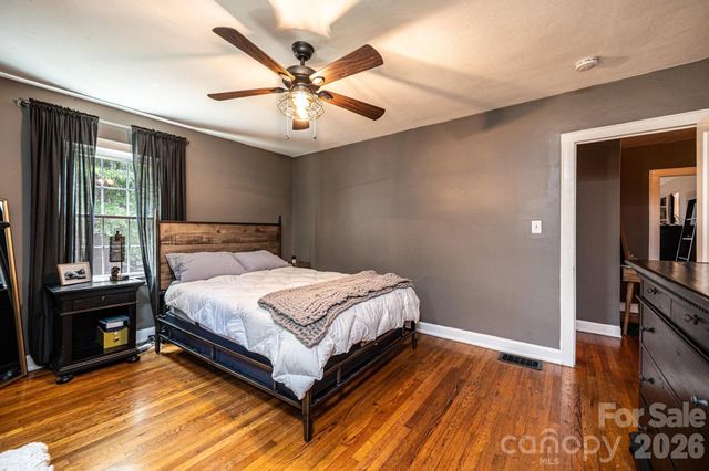 1240 12th Street Place NW, Hickory, NC 28601