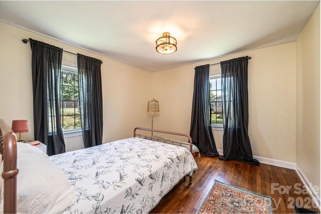 1240 12th Street Place NW, Hickory, NC 28601