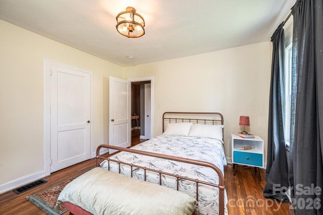 1240 12th Street Place NW, Hickory, NC 28601