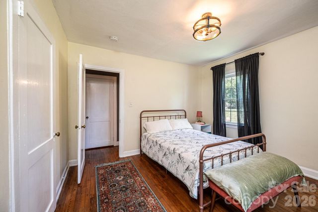 1240 12th Street Place NW, Hickory, NC 28601