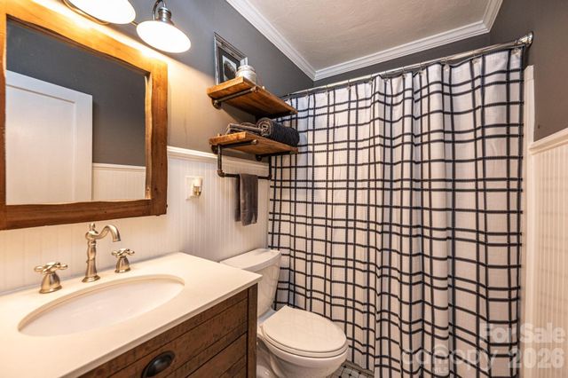 1240 12th Street Place NW, Hickory, NC 28601