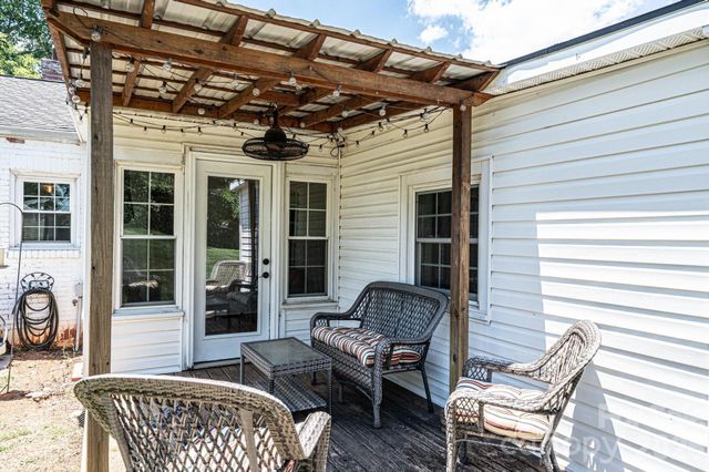 1240 12th Street Place NW, Hickory, NC 28601