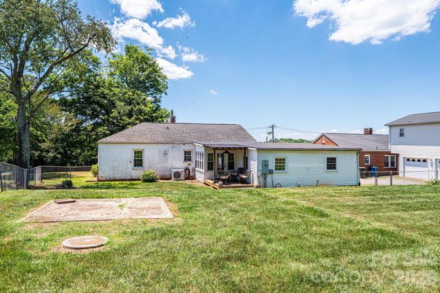 1240 12th Street Place NW, Hickory, NC 28601