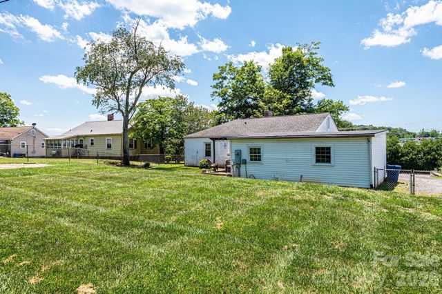 1240 12th Street Place NW, Hickory, NC 28601