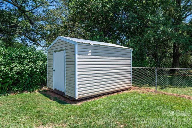 1240 12th Street Place NW, Hickory, NC 28601
