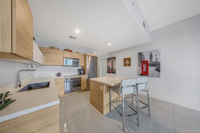 16385 Biscayne Boulevard 3217, North Miami Beach, FL 33160