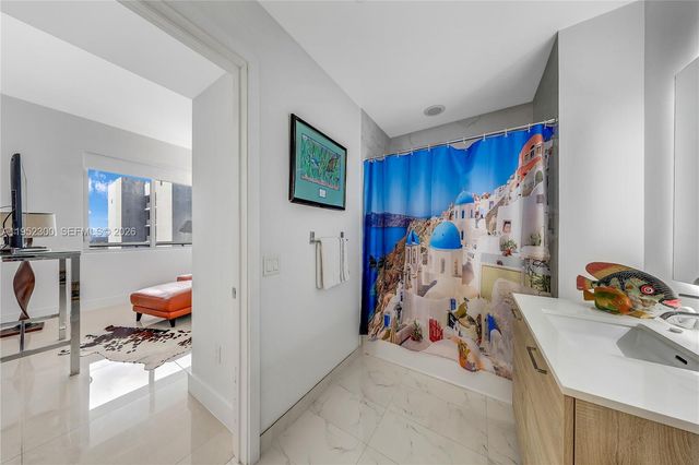 16385 Biscayne Boulevard 3217, North Miami Beach, FL 33160