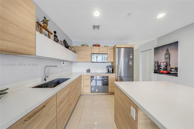 16385 Biscayne Boulevard 3217, North Miami Beach, FL 33160