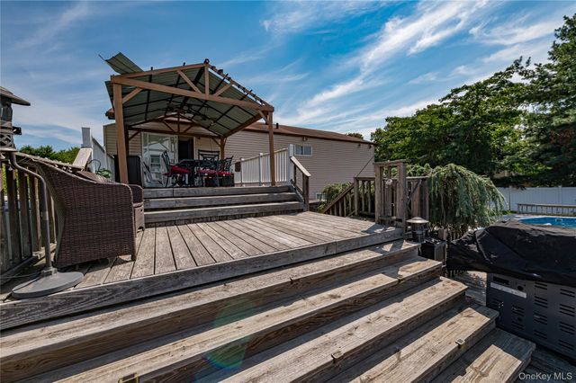 61 Linda Lane, North Babylon, NY 11703