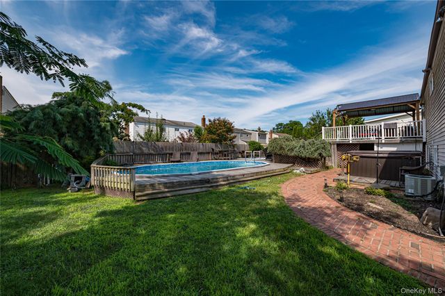 61 Linda Lane, North Babylon, NY 11703