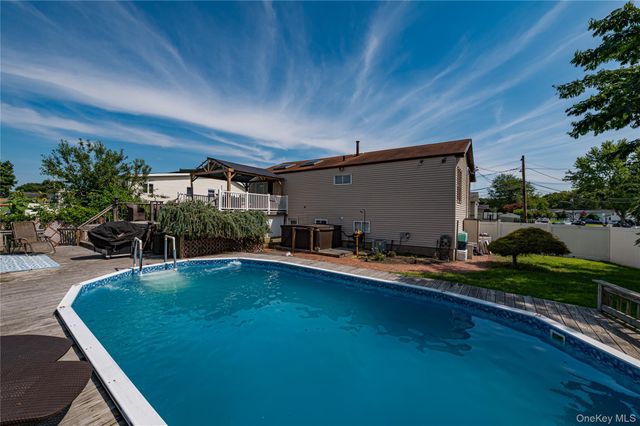 61 Linda Lane, North Babylon, NY 11703