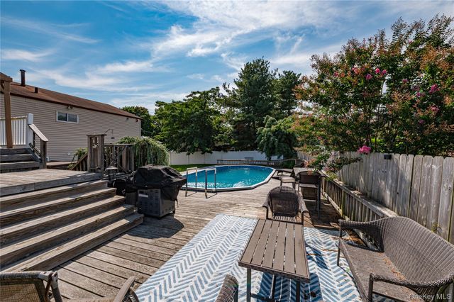 61 Linda Lane, North Babylon, NY 11703