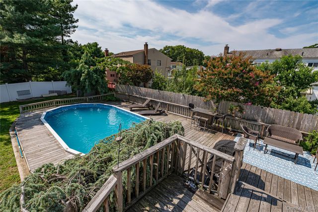 61 Linda Lane, North Babylon, NY 11703