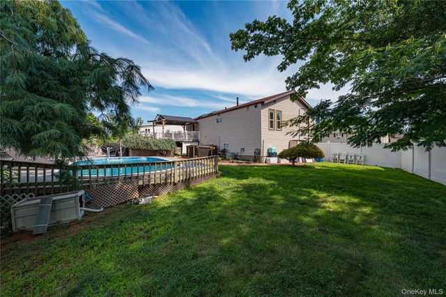 61 Linda Lane, North Babylon, NY 11703