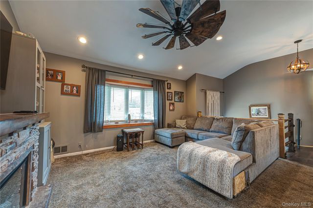 61 Linda Lane, North Babylon, NY 11703