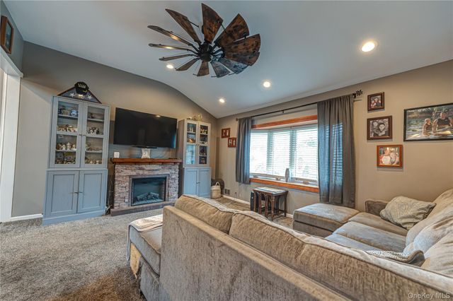 61 Linda Lane, North Babylon, NY 11703