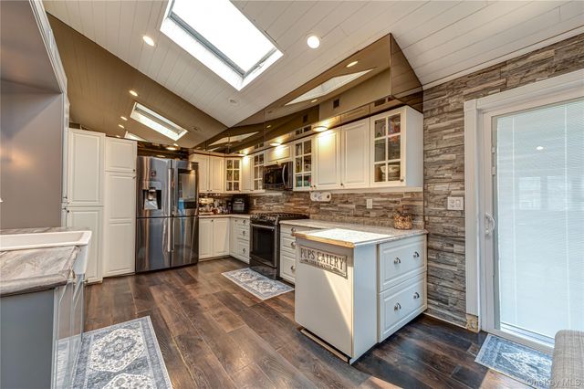 61 Linda Lane, North Babylon, NY 11703