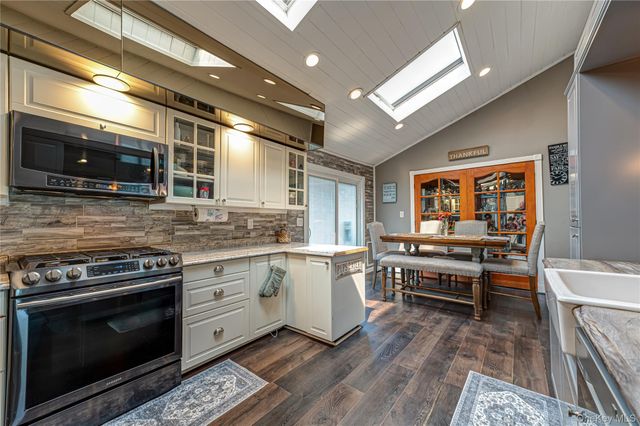 61 Linda Lane, North Babylon, NY 11703