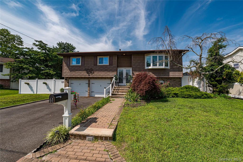 61 Linda Lane, North Babylon, NY 11703