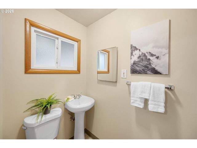 3910 CALAROGA Cir, West Linn, OR 97068