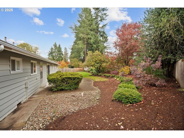 3910 CALAROGA Cir, West Linn, OR 97068