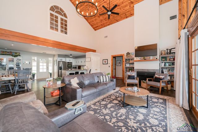 1805 E Lake Dr., Gladewater, TX 75647