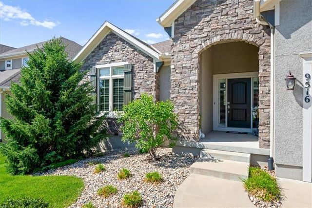 9516 W 164th Place, Overland Park, KS 66085