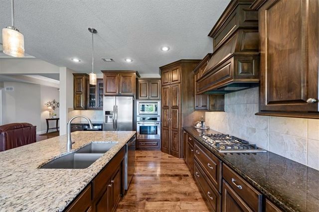 9516 W 164th Place, Overland Park, KS 66085