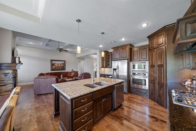 9516 W 164th Place, Overland Park, KS 66085