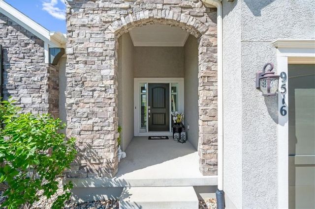 9516 W 164th Place, Overland Park, KS 66085