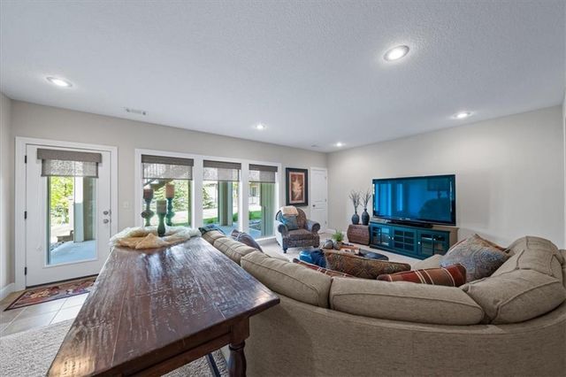 9516 W 164th Place, Overland Park, KS 66085