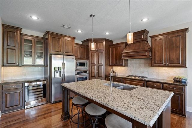 9516 W 164th Place, Overland Park, KS 66085