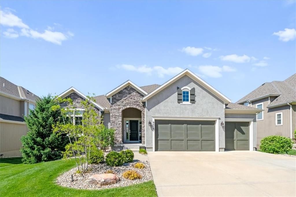 9516 W 164th Place, Overland Park, KS 66085