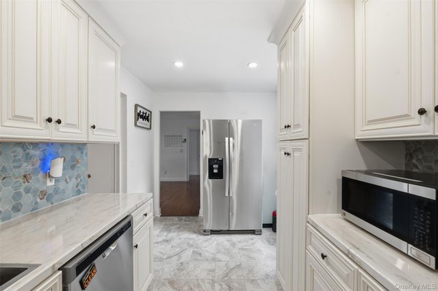 11 Granada Cres 6, White Plains, NY 10603