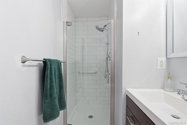 11 Granada Cres 6, White Plains, NY 10603