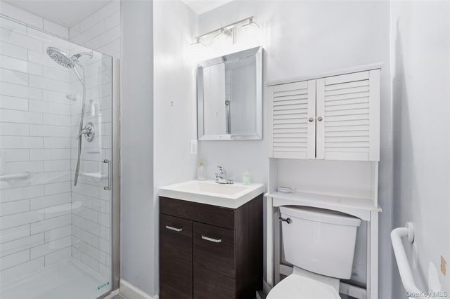 11 Granada Cres 6, White Plains, NY 10603