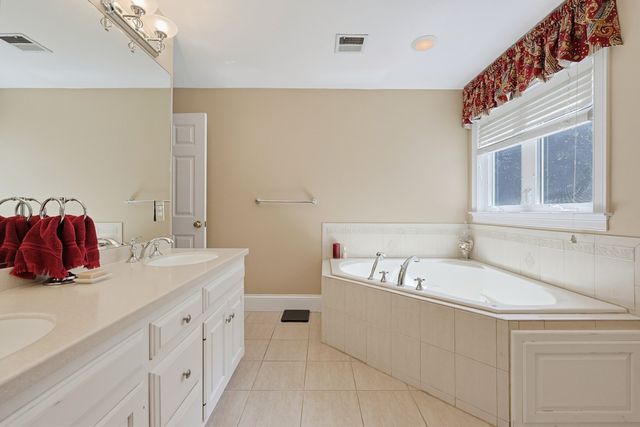 23 Lenox Dr, Franklin, MA 02038