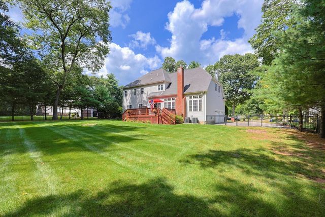 23 Lenox Dr, Franklin, MA 02038