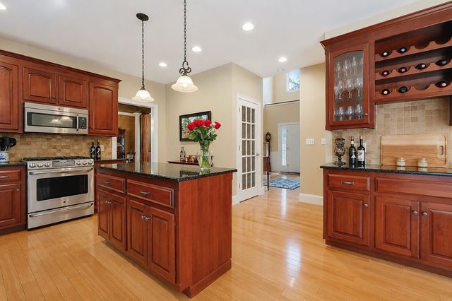 23 Lenox Dr, Franklin, MA 02038