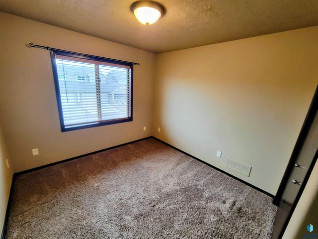 2905 E Indigo Pl Place, Sioux Falls, SD 57108