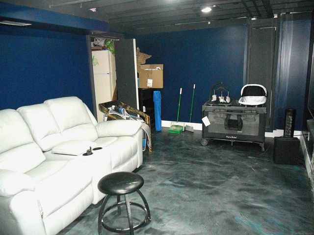 8225 DARTMOUTH Avenue, Warren, MI 48093