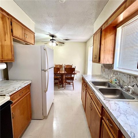 1215 W Crockett St, Beeville, TX 78102