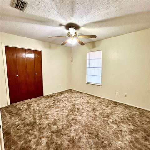 1215 W Crockett St, Beeville, TX 78102