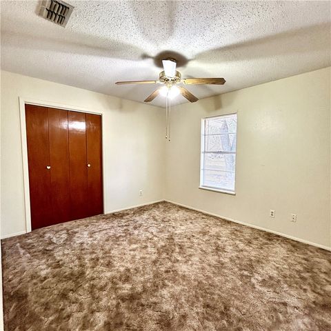 1215 W Crockett St, Beeville, TX 78102