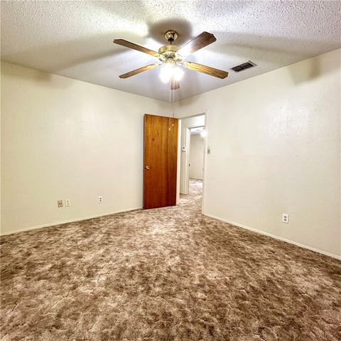 1215 W Crockett St, Beeville, TX 78102